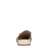 Sabot in pelle e borchie 