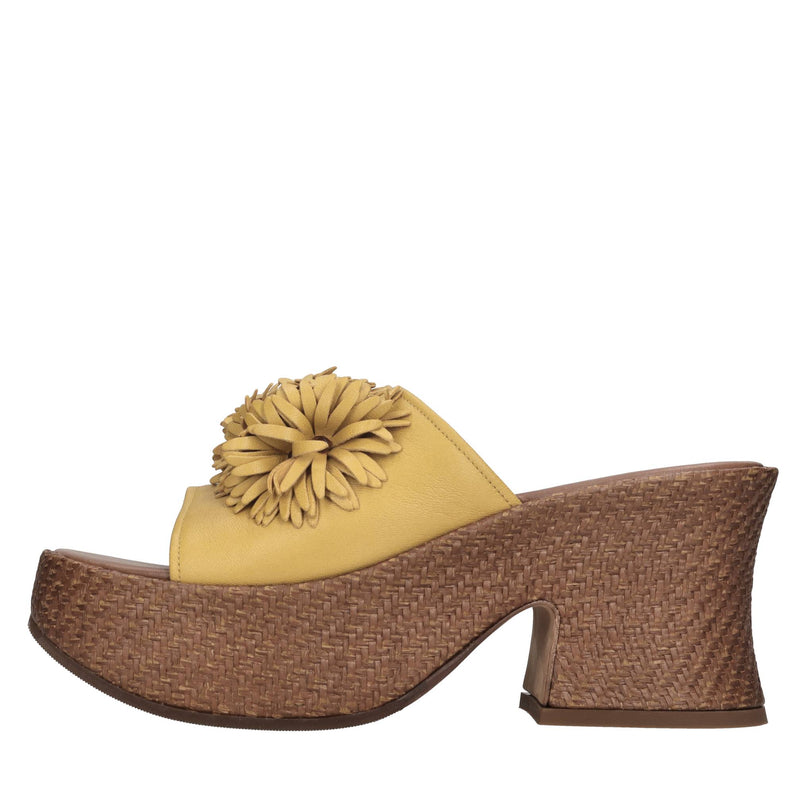Mules in pelle e rafia 