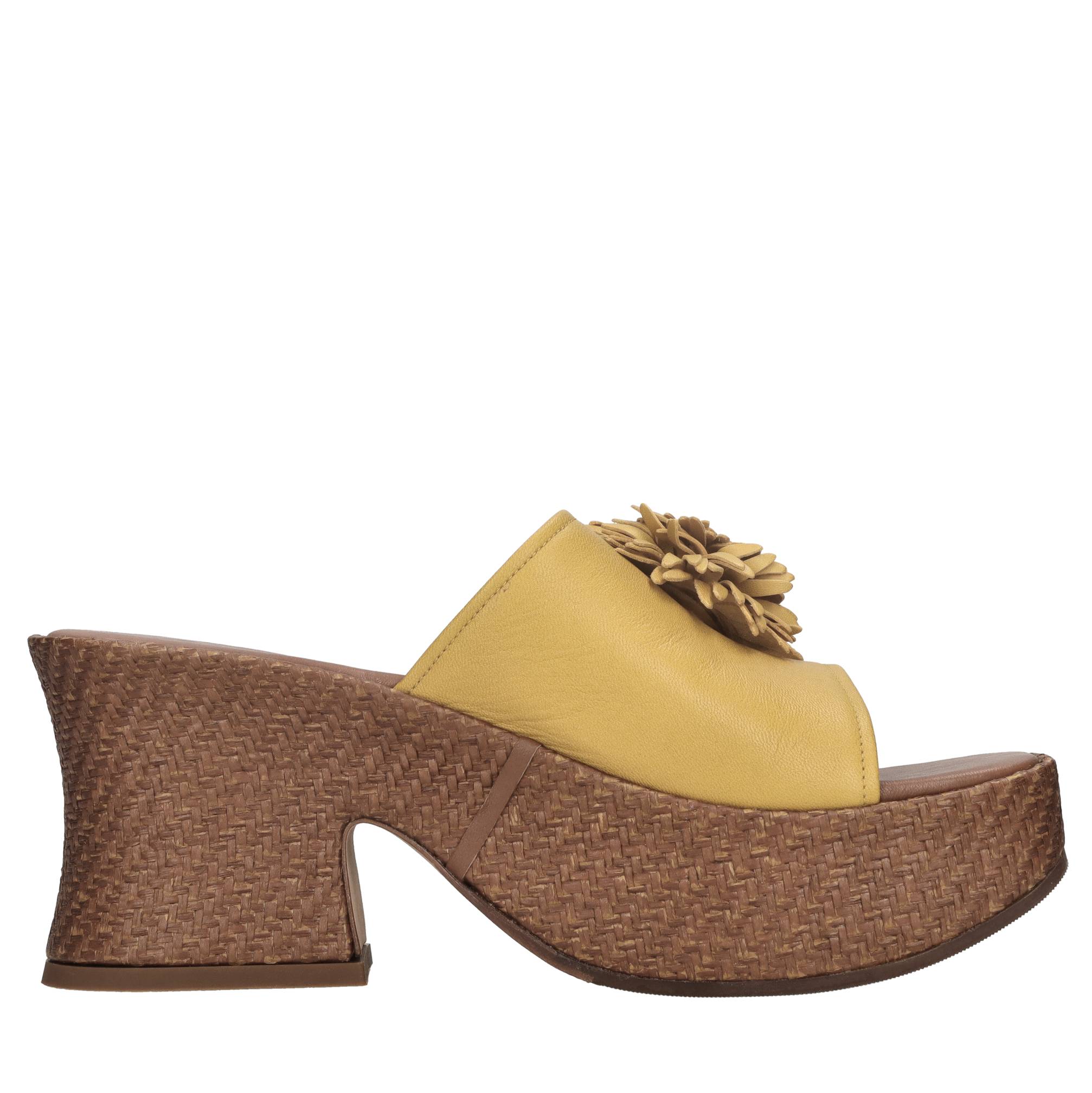 Mules in pelle e rafia 