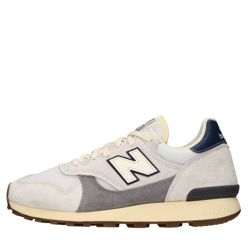 Sneakers in camoscio e tessuto. 