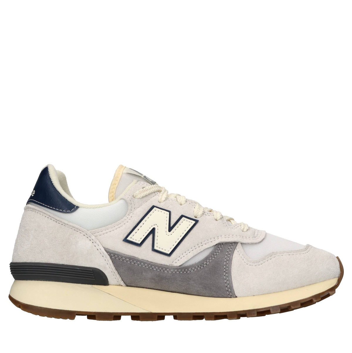 Sneakers in camoscio e tessuto. 