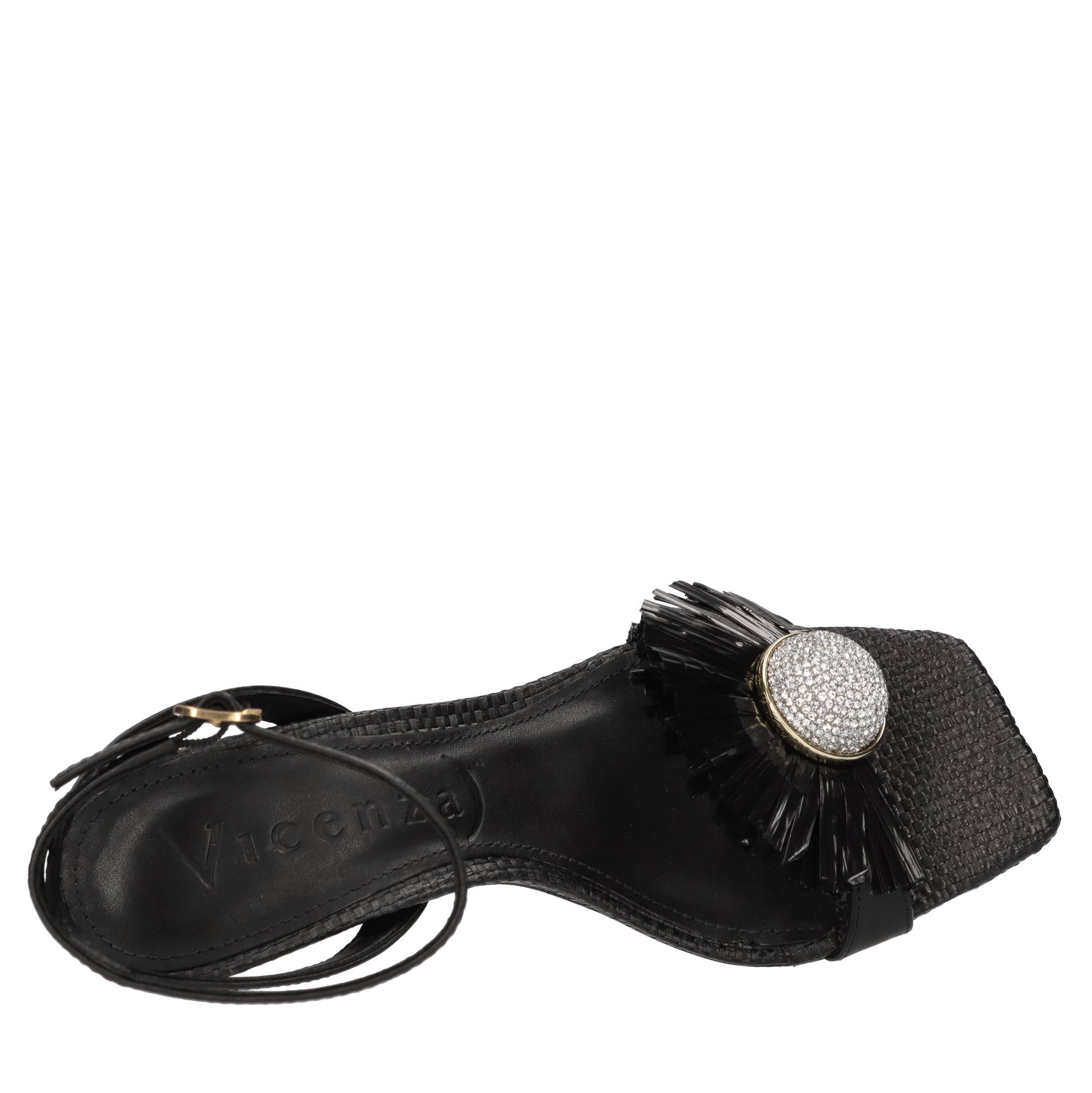 Sandali in pelle con applicazione gioiello e rafia 
