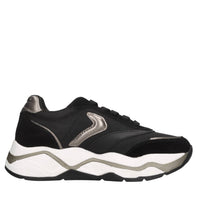 Sneakers in camoscio e tessuto. 