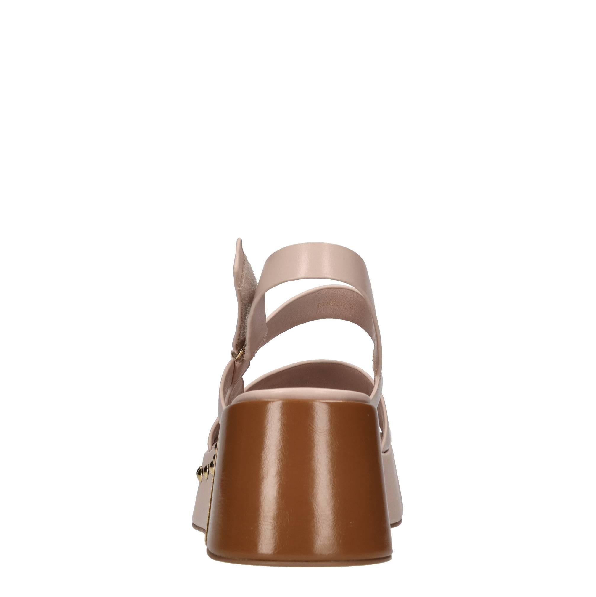 Sandali in pelle e borchie 