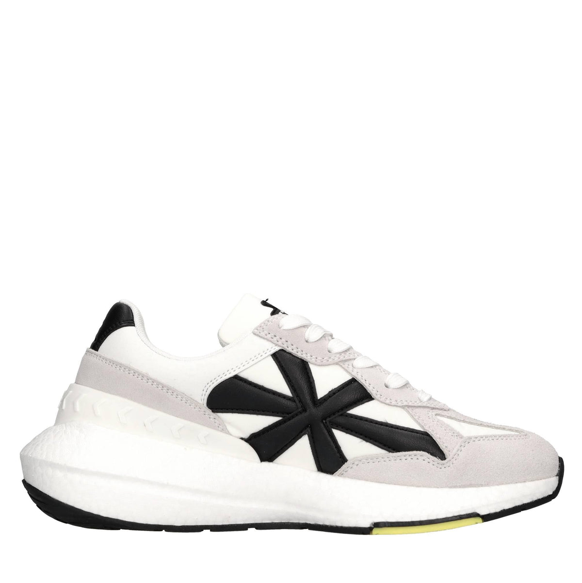 Sneakers in camoscio, ecopelle e tessuto 