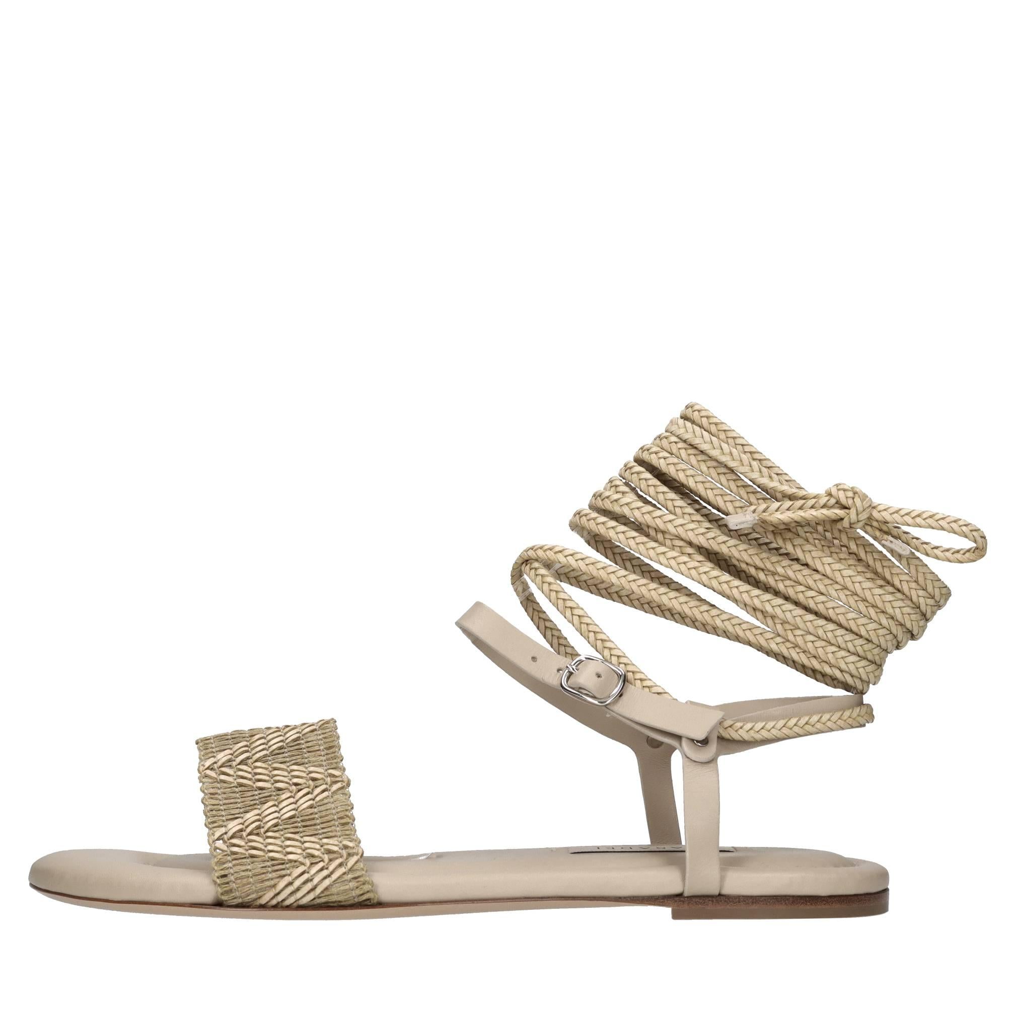 Sandali flat in pelle ed ecopelle 