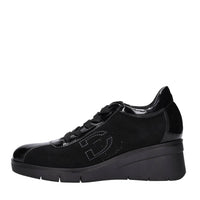 Sneakers in ecopelle e tessuto. 