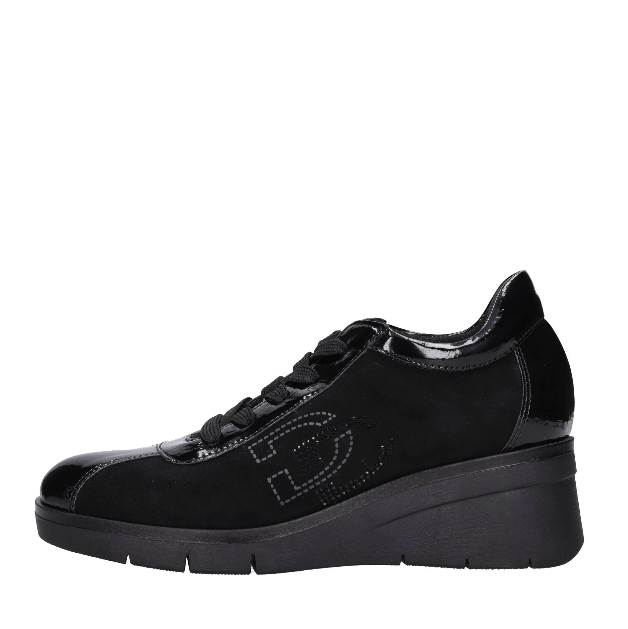 Sneakers in ecopelle e tessuto. 