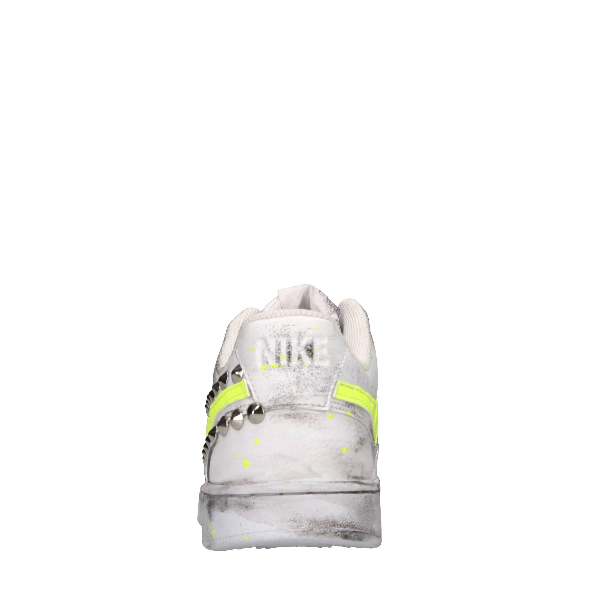 Sneakers in ecopelle e borchie 