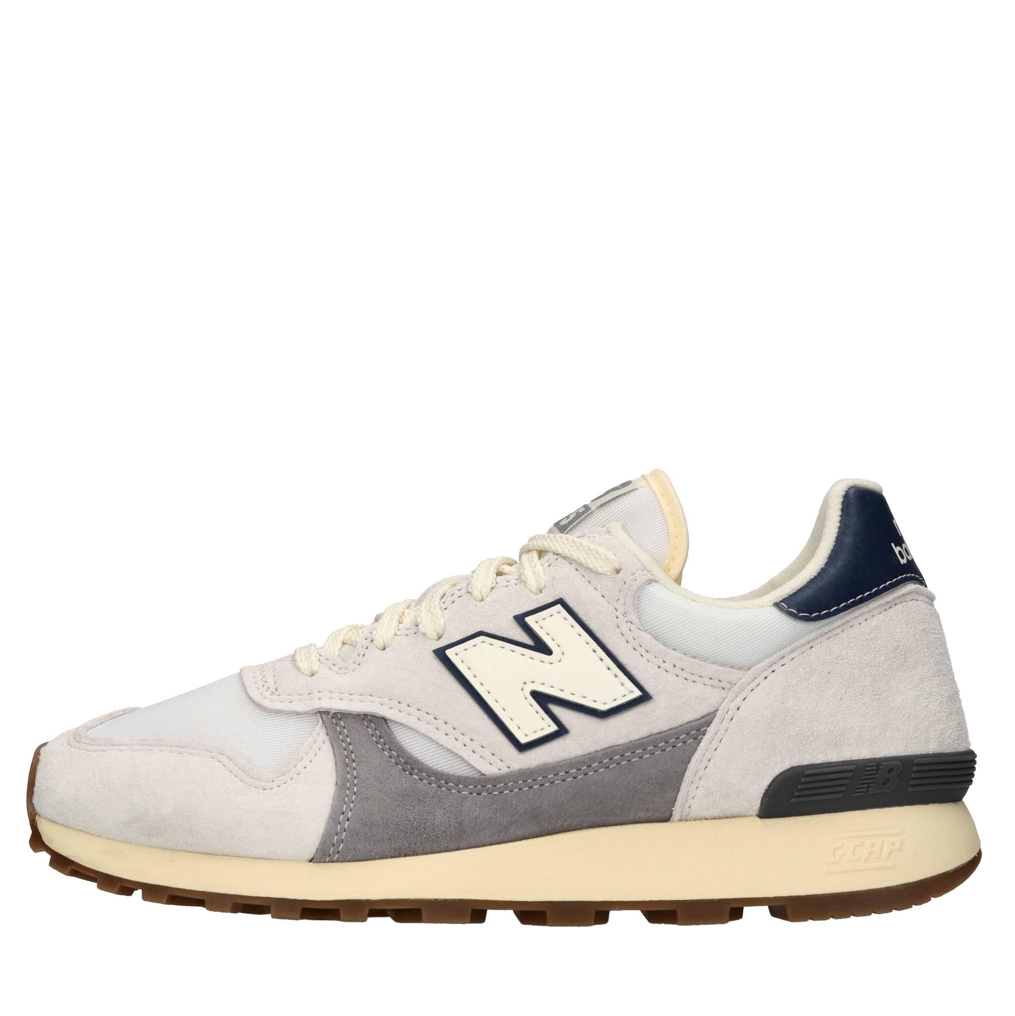Sneakers in camoscio e tessuto. 