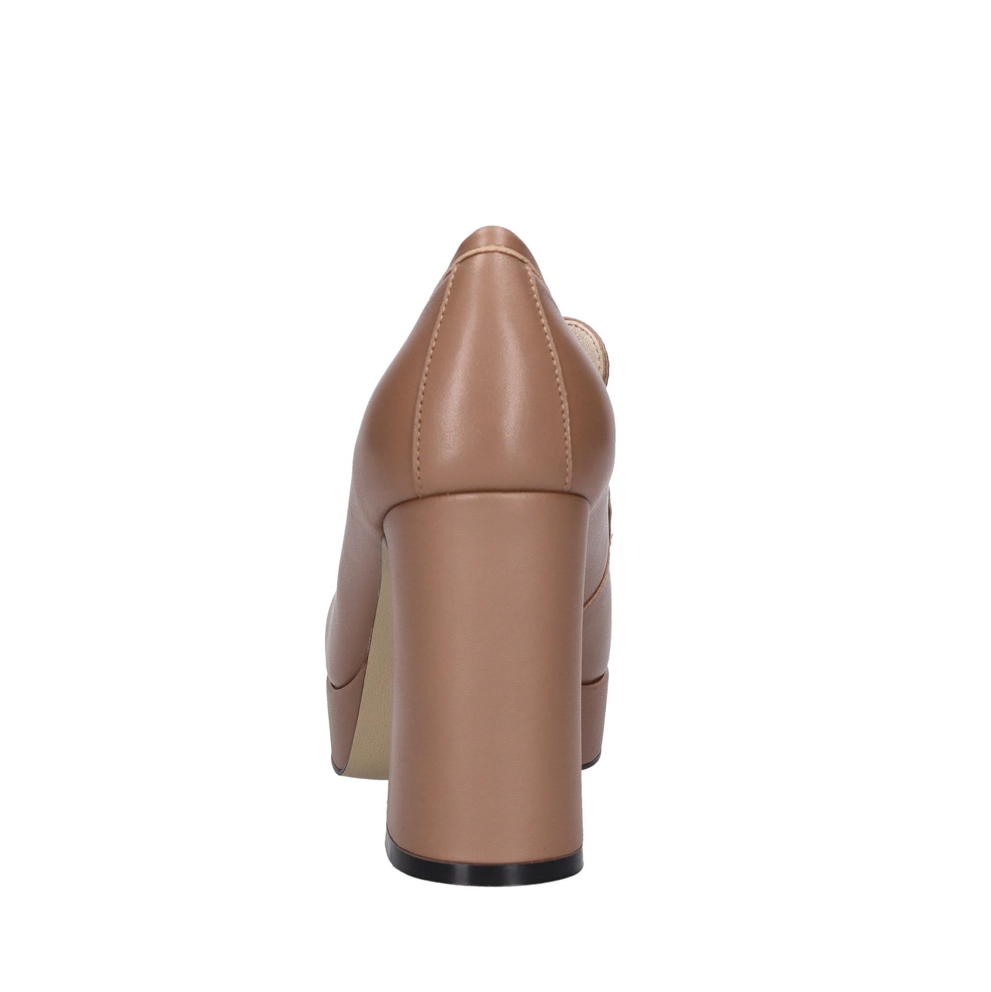 Décolleté  in pelle. 