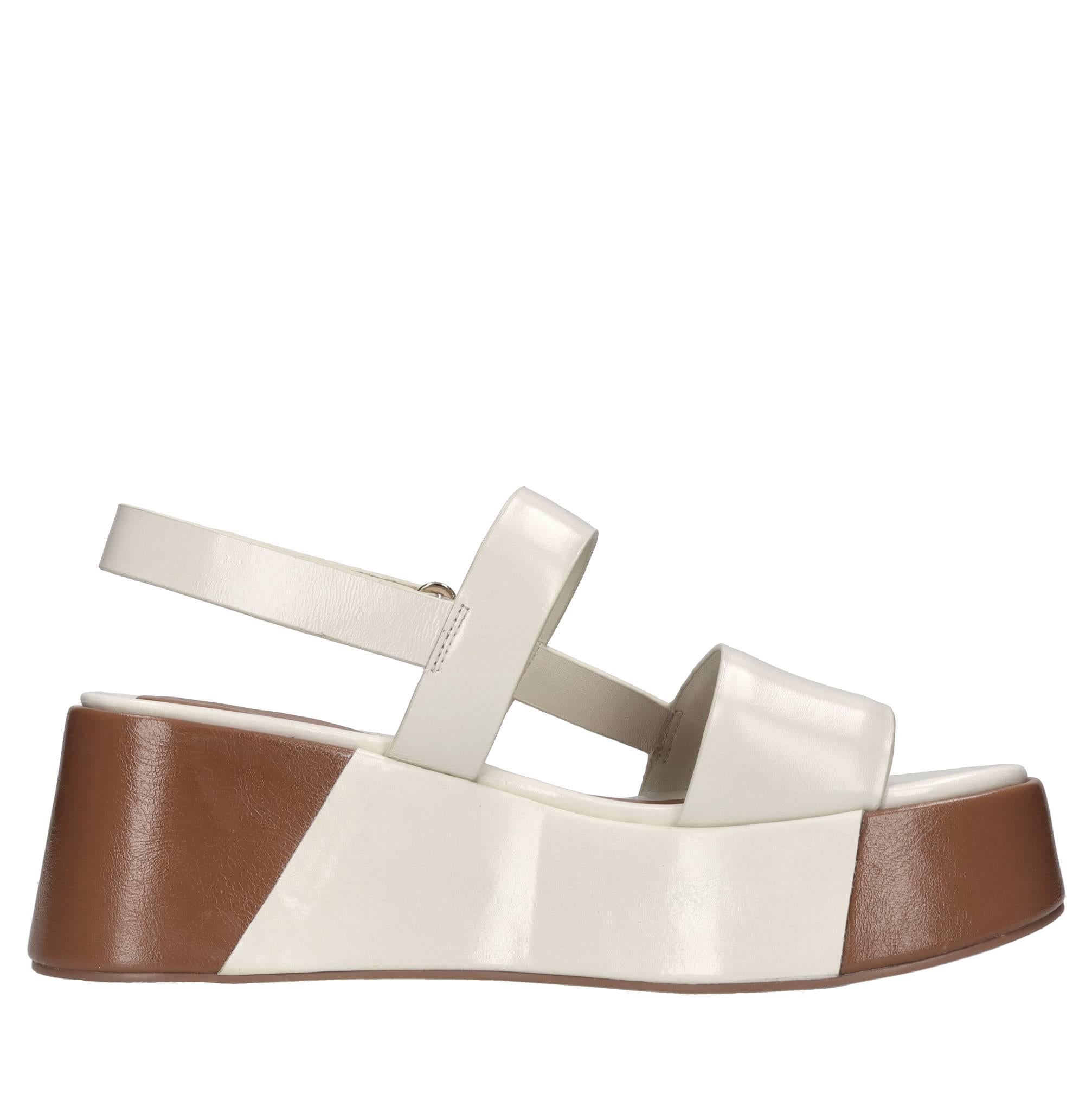 Sandali in pelle e borchie 