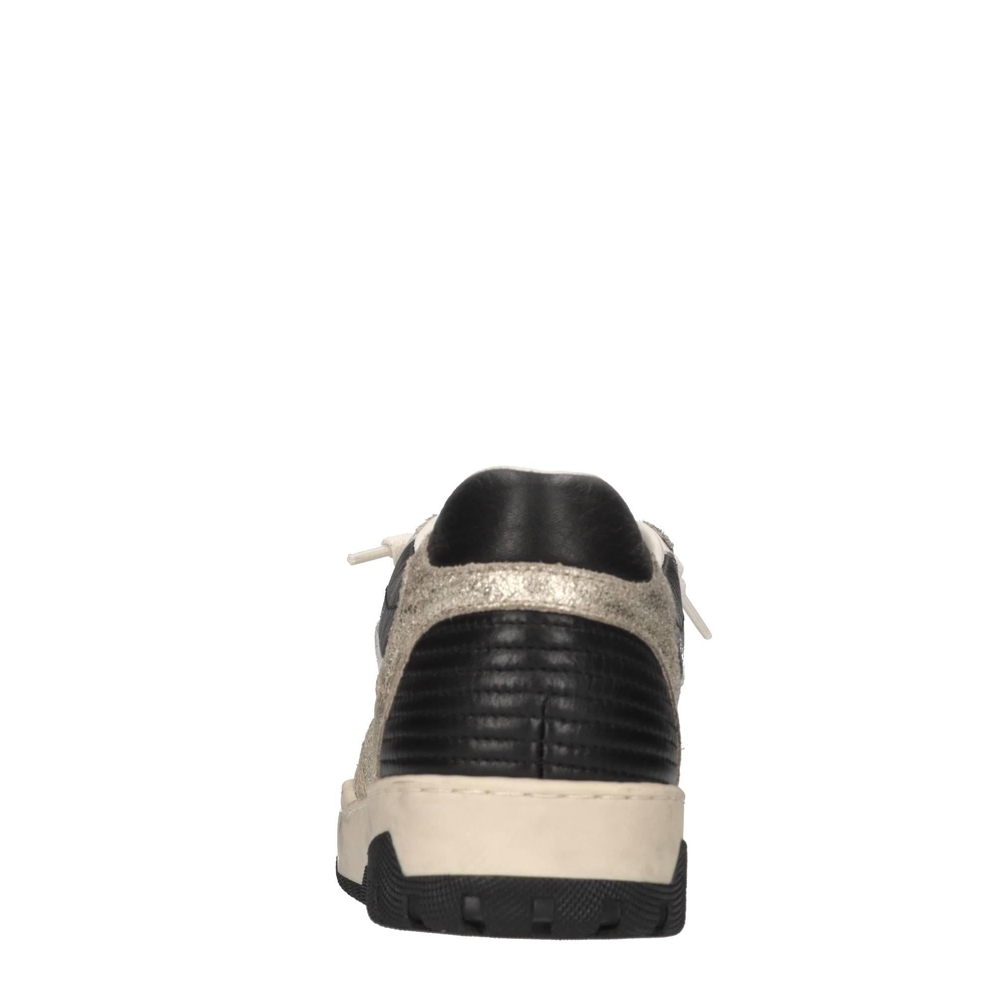 Sneakers in pelle. 