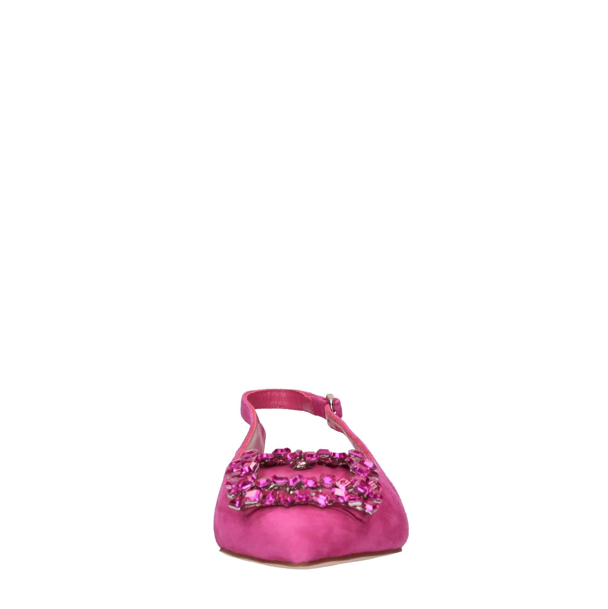 Ballerine slingback in camoscio con accessorio gioiello 