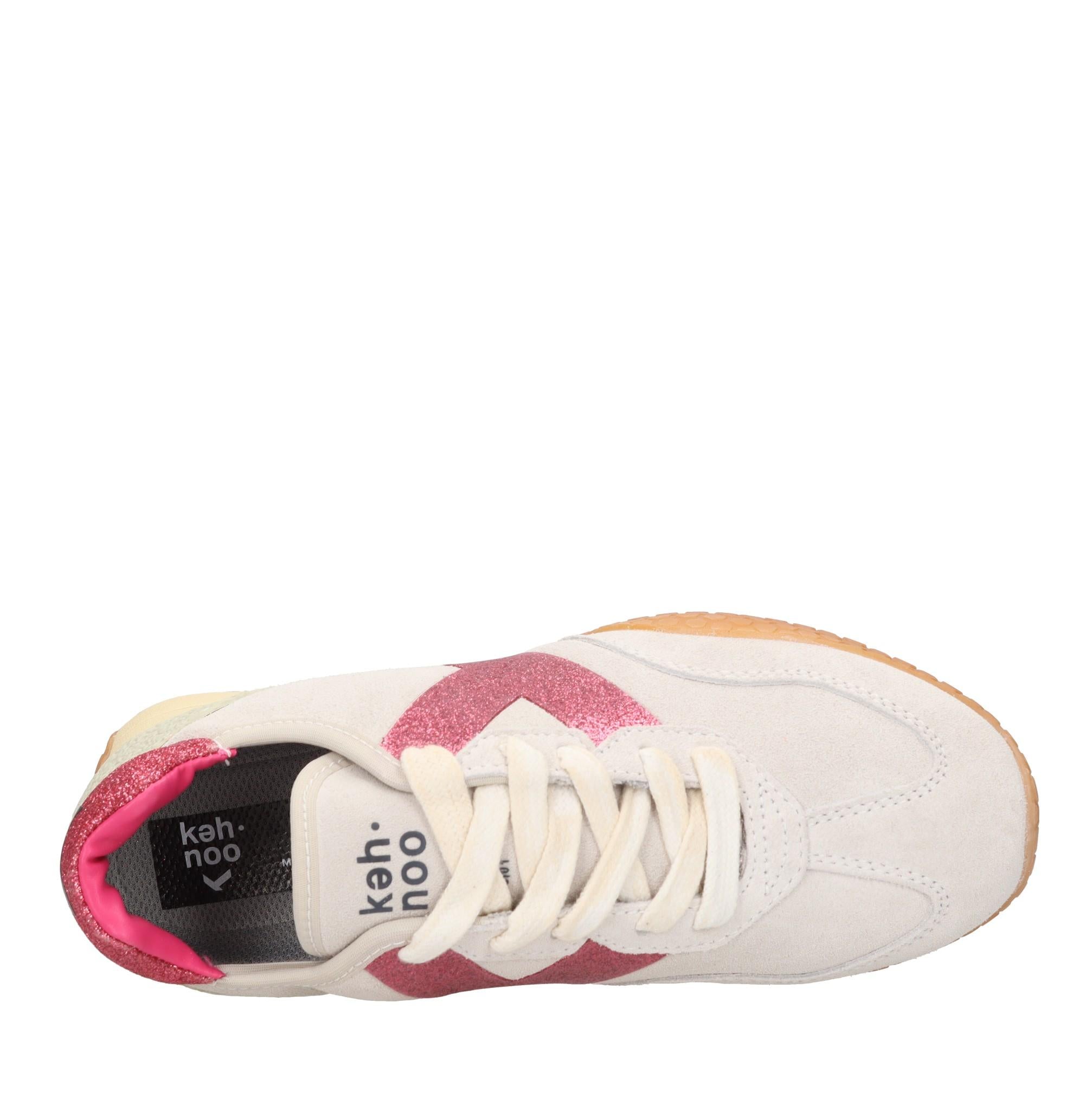 Sneakers in camoscio e gomma. 