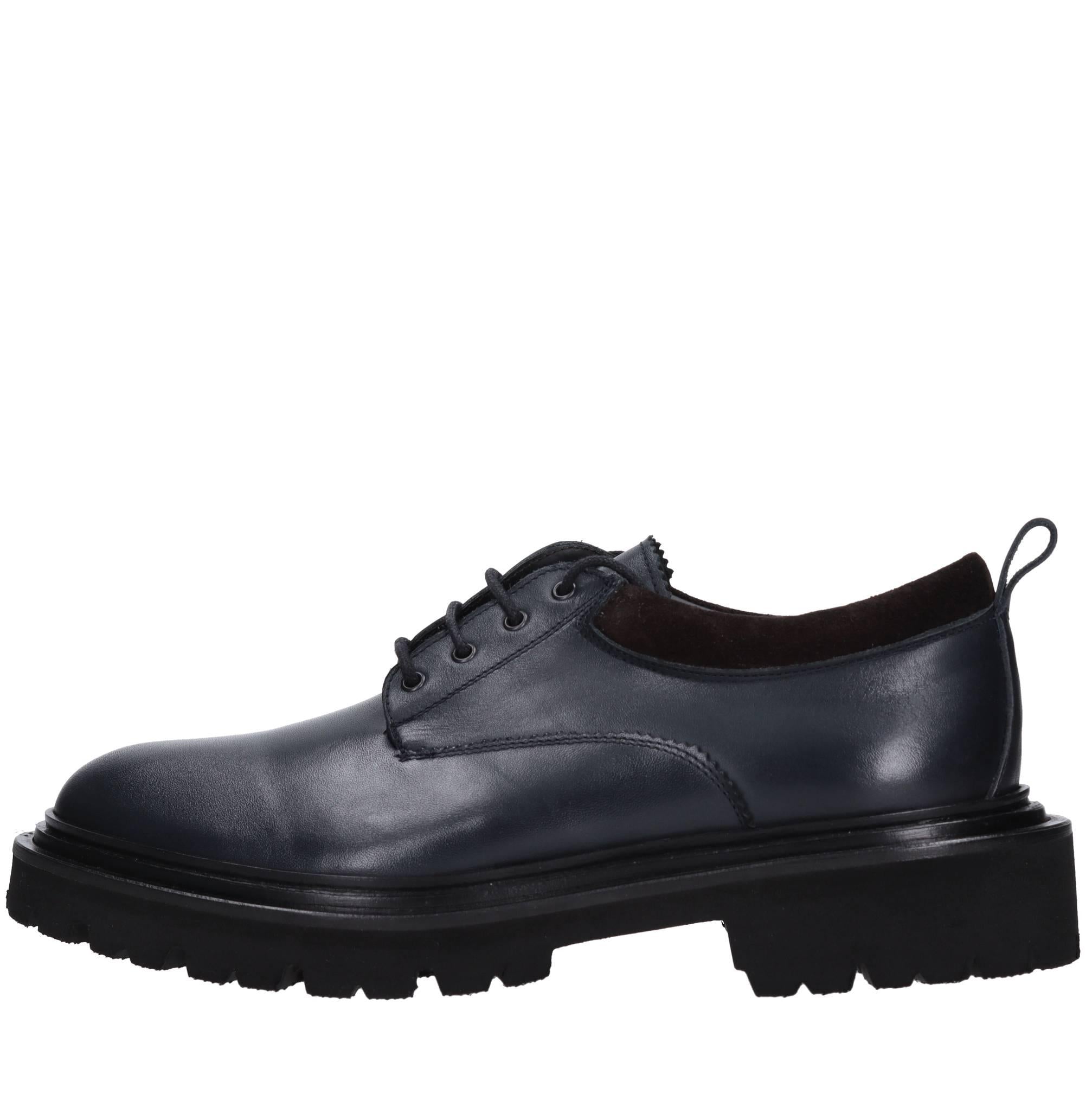 Stringate modello in pelle 