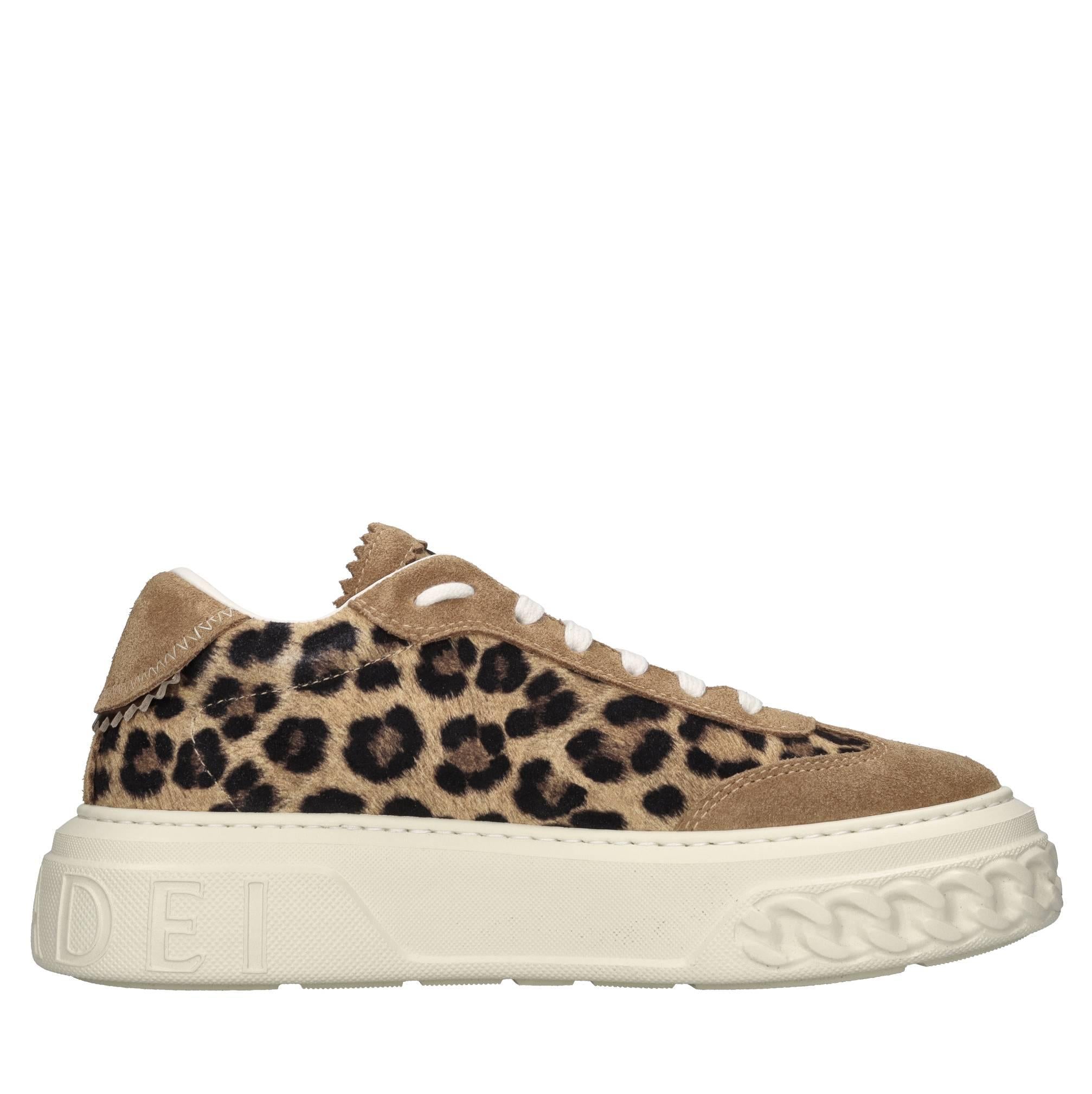 Sneakers in pelle scamosciata con una stampa effetto leopardo 