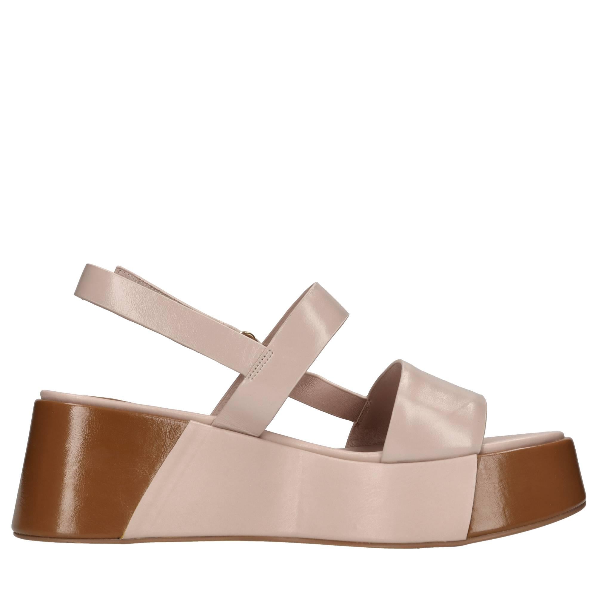 Sandali in pelle e borchie 