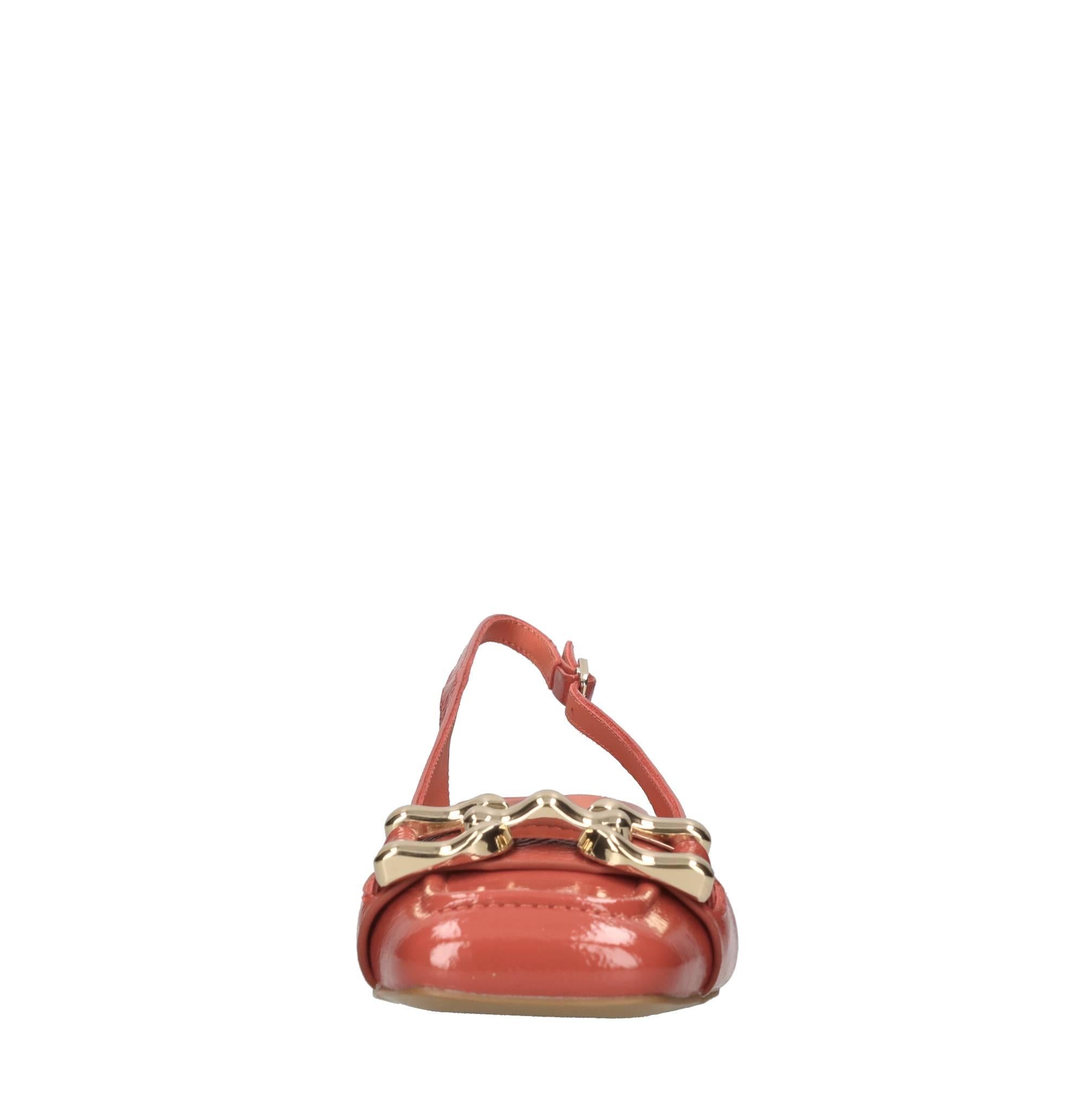 Décolleté slingback in pelle lucida 