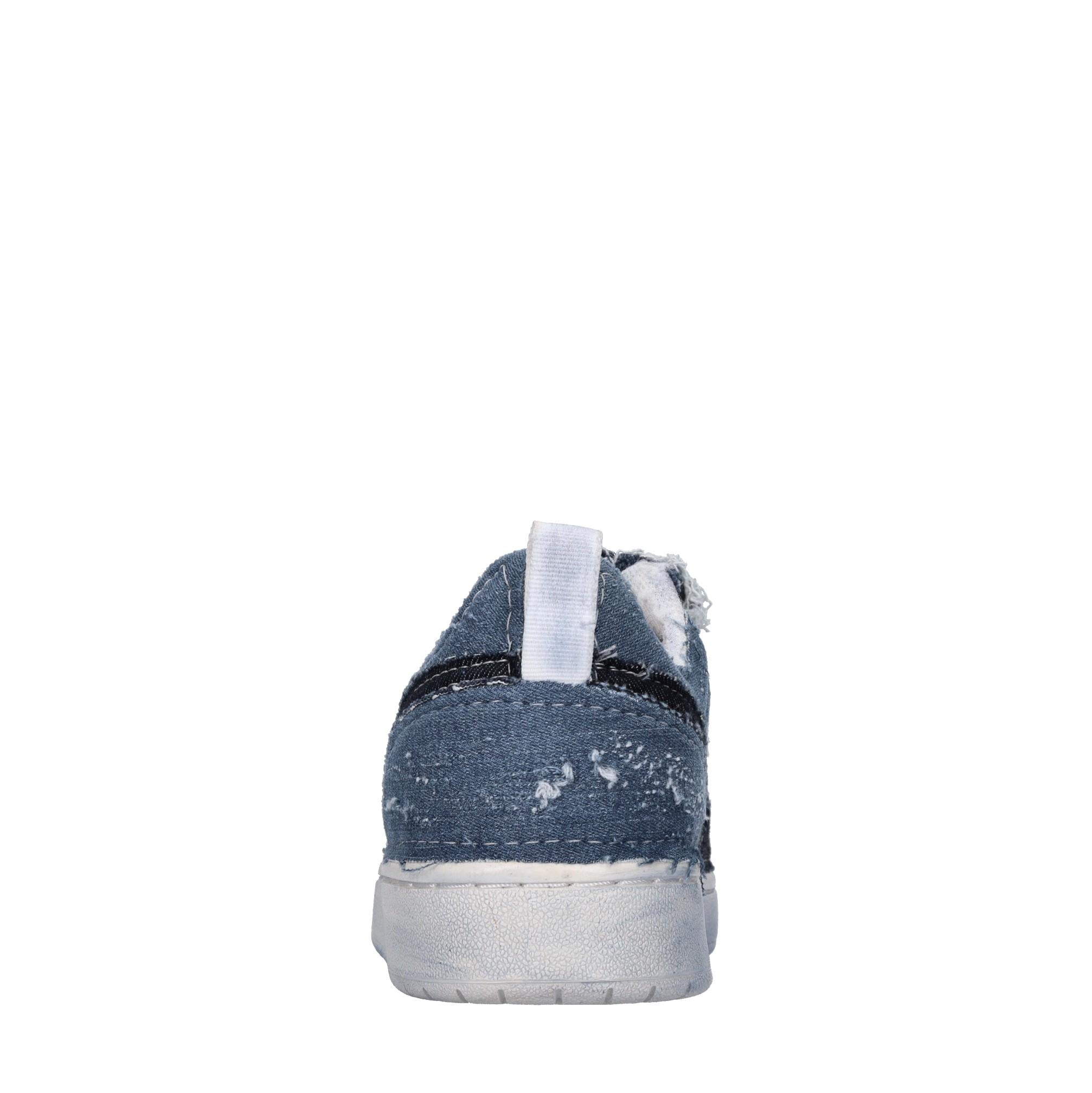 Sneakers in tessuto. 
