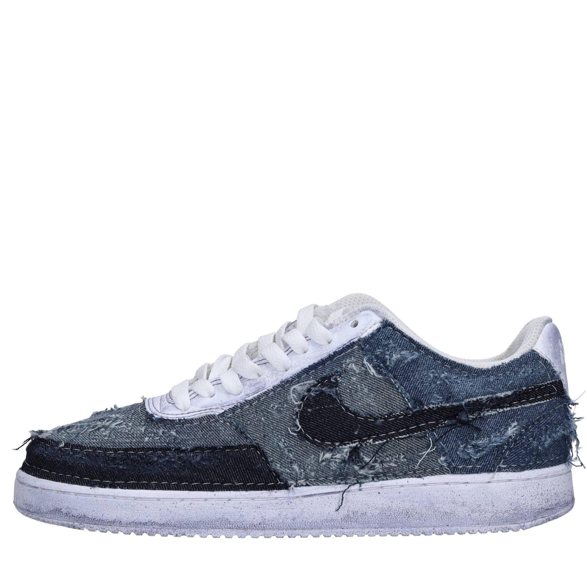 Sneakers in jeans 