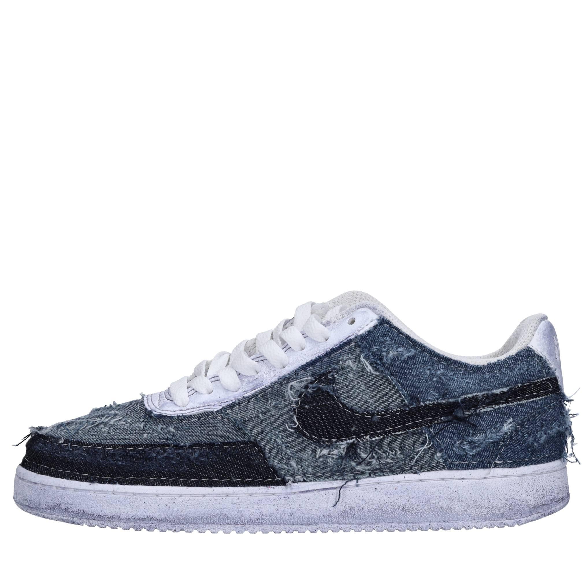 Sneakers in jeans 