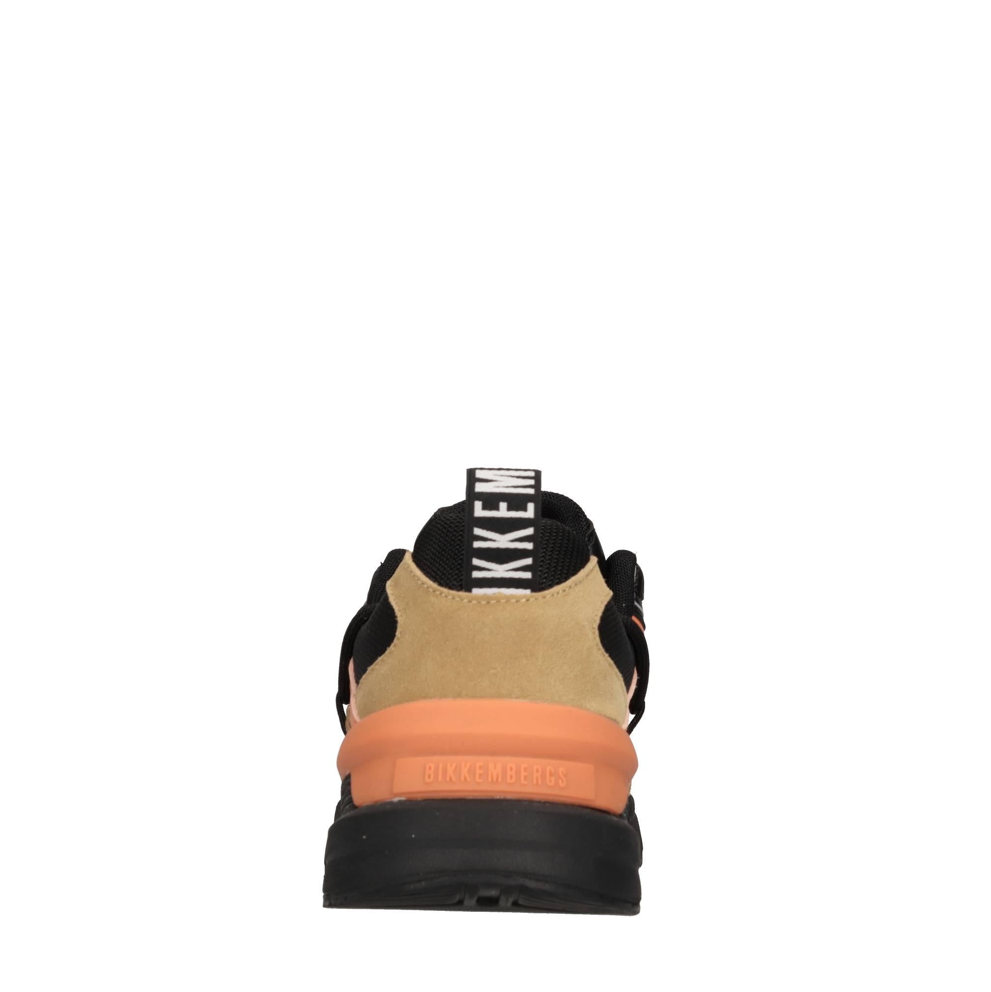 Sneakers in camoscio e tessuto 