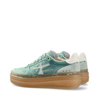 Sneakers in tessuto e inserti in pelle scamosciata. 