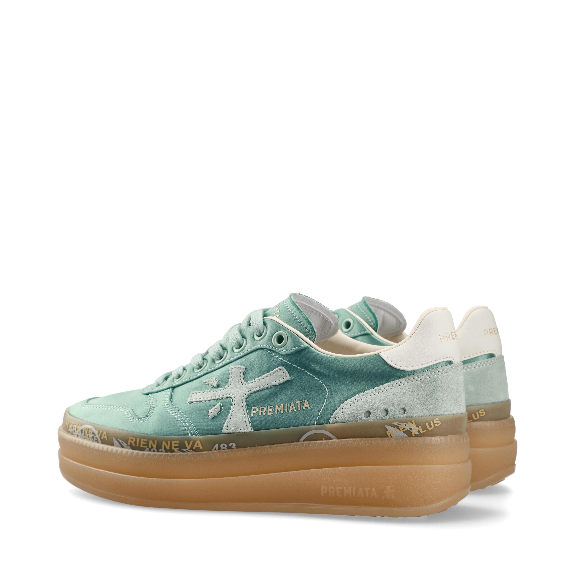 Sneakers in tessuto e inserti in pelle scamosciata. 