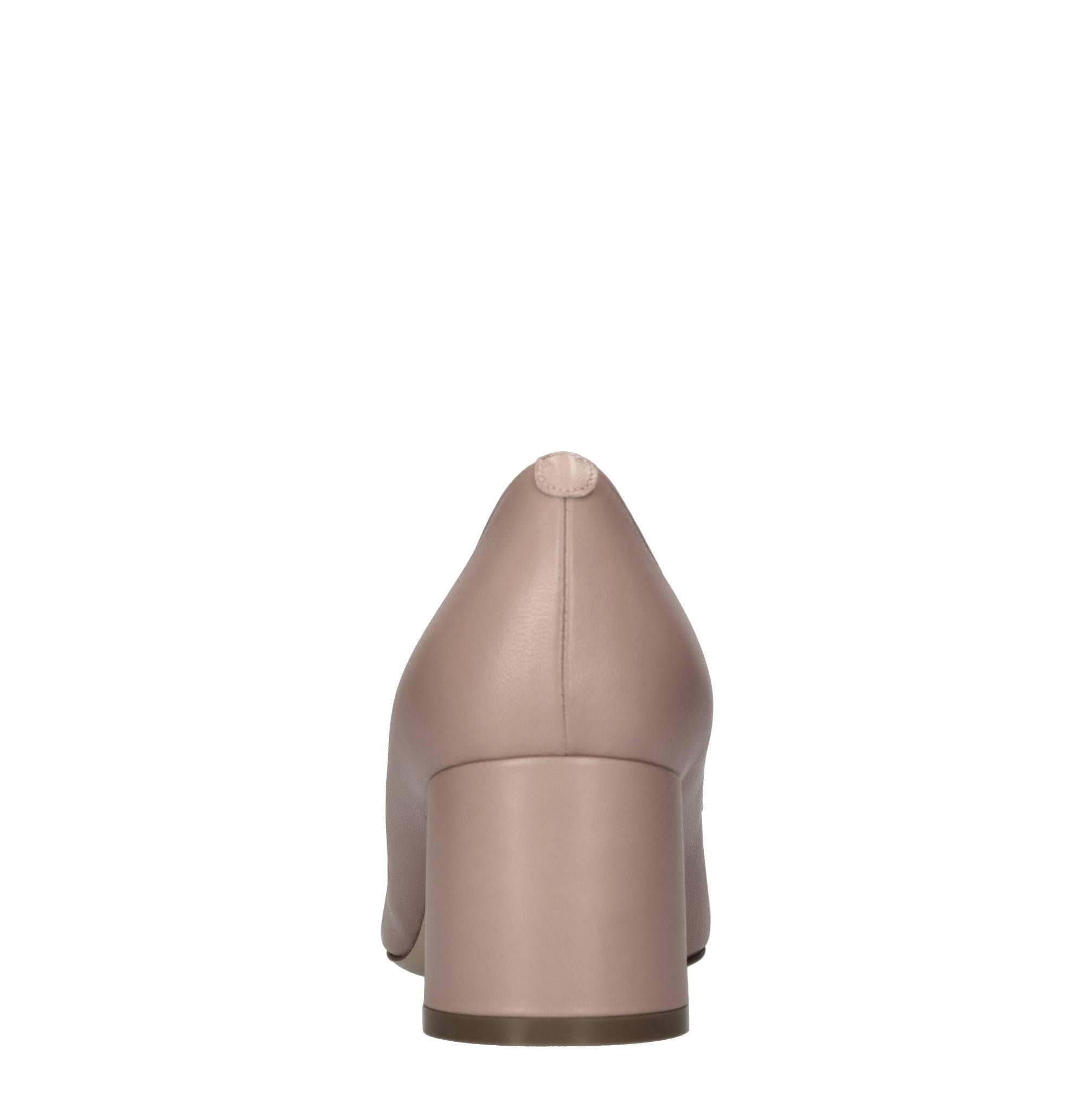 Décolleté in pelle con applicazione color oro 