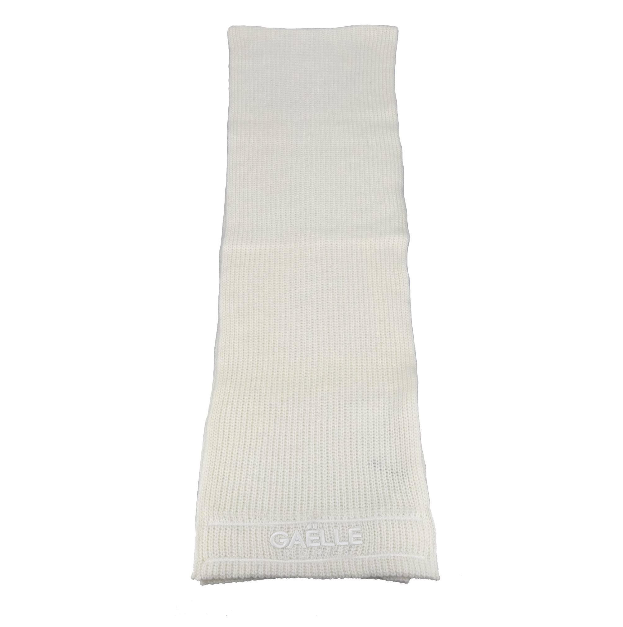 Sciarpa in maglieria misto angora con ricamo bianco 