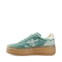 Sneakers in tessuto e inserti in pelle scamosciata. 