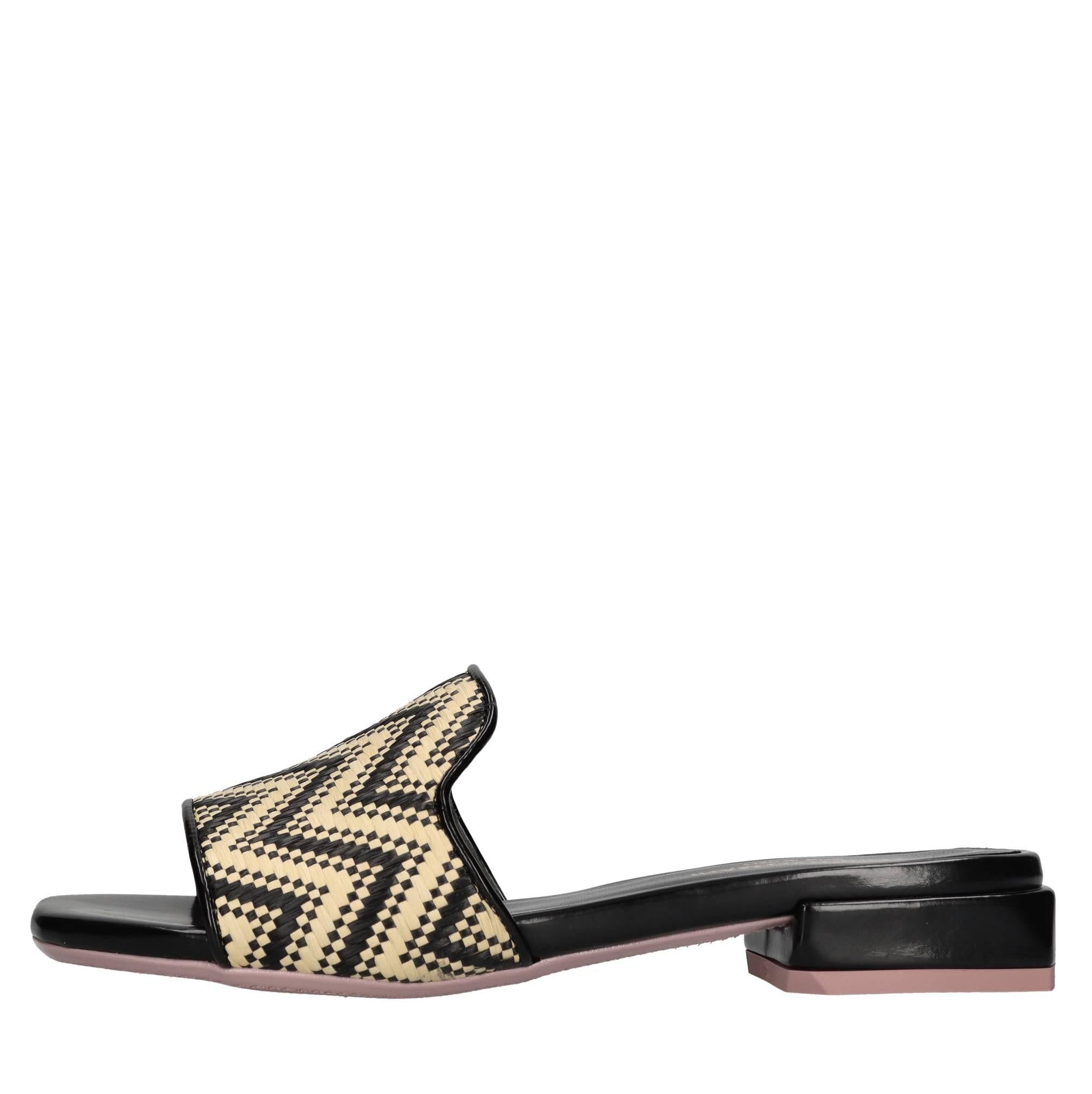 Mules in rafia 