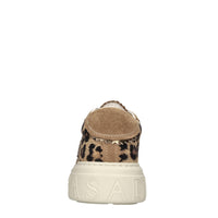 Sneakers in pelle scamosciata con una stampa effetto leopardo 