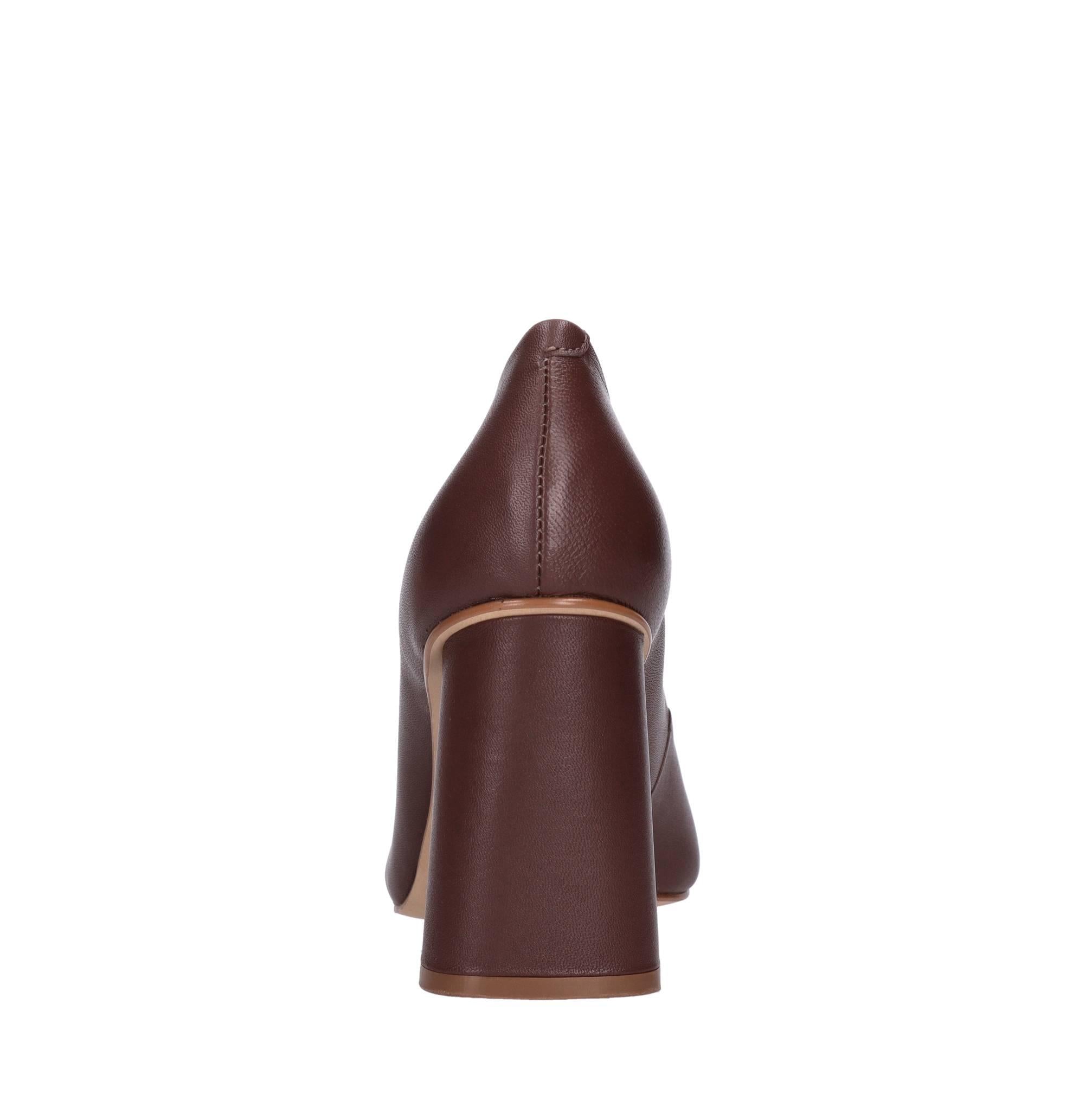 Décolleté in pelle. 