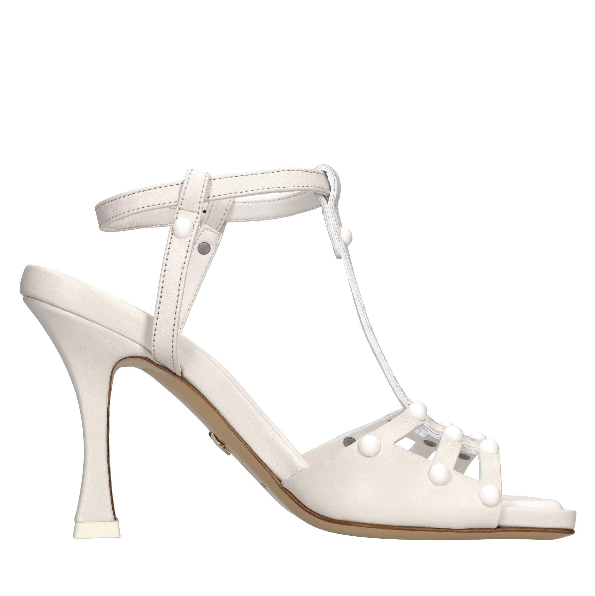 Sandali in pelle e borchie 