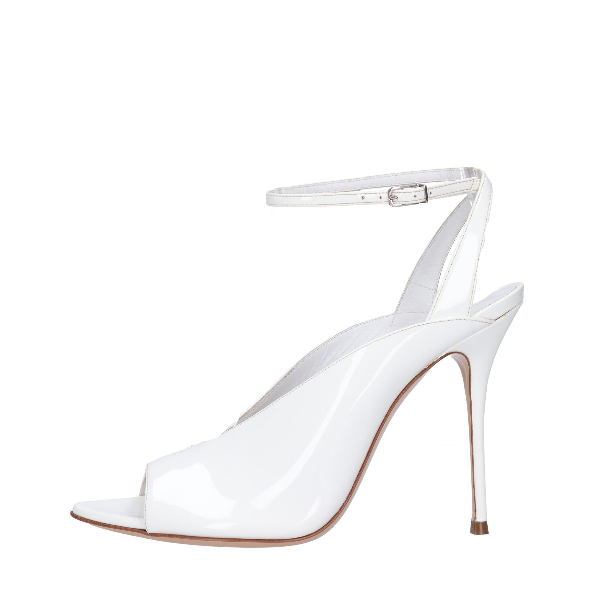 Sandali in vernice e plexi 