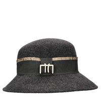 Cappello cloche in feltro con nastro in grosgrain ed accessorio color oro 