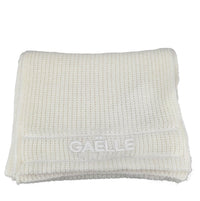 Sciarpa in maglieria misto angora con ricamo bianco 