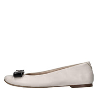 Ballerine in pelle con fiocco in vernice 