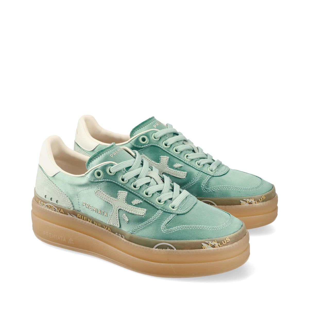 Sneakers in tessuto e inserti in pelle scamosciata. 