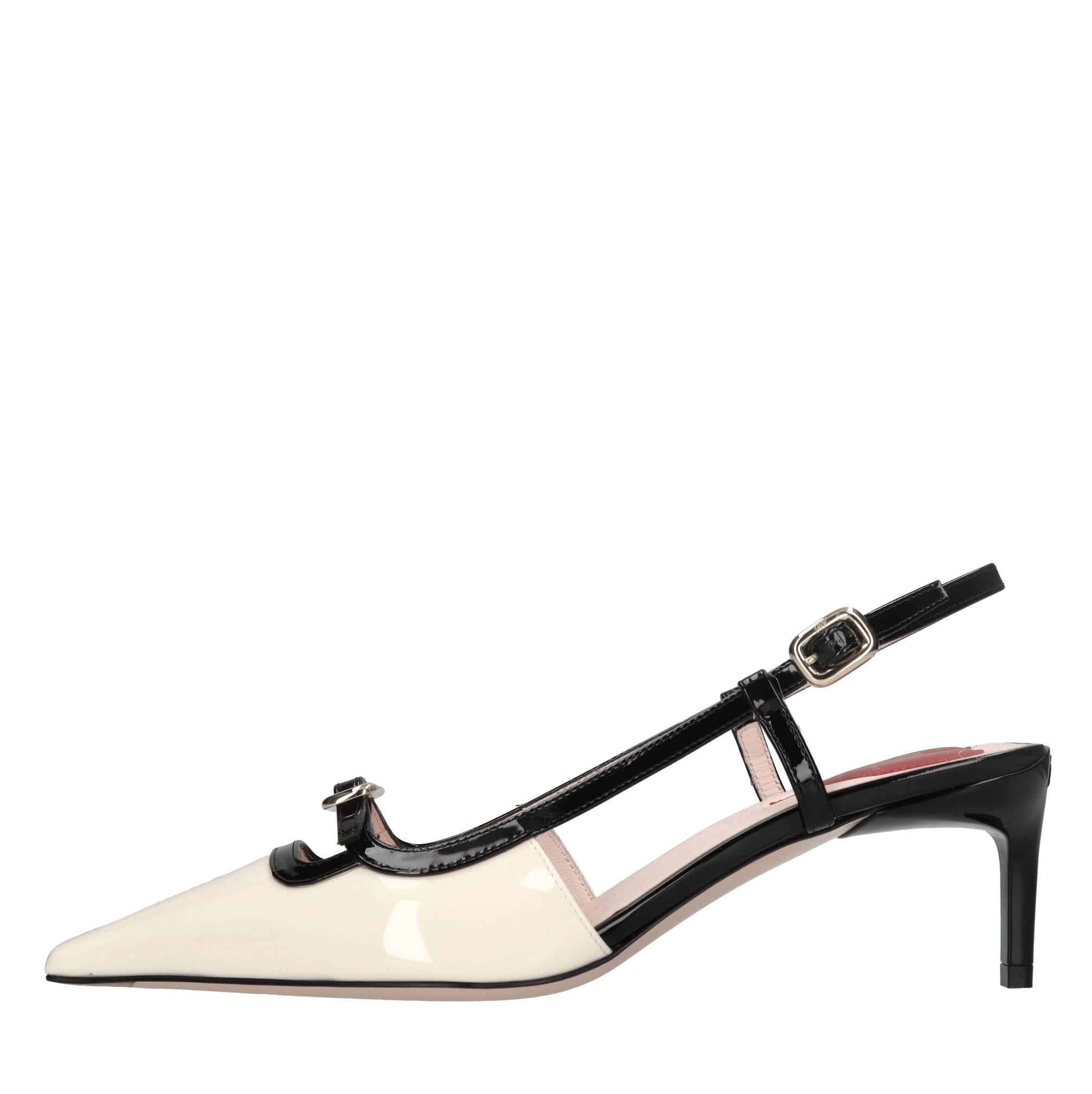 Décolleté slingback in pelle. 