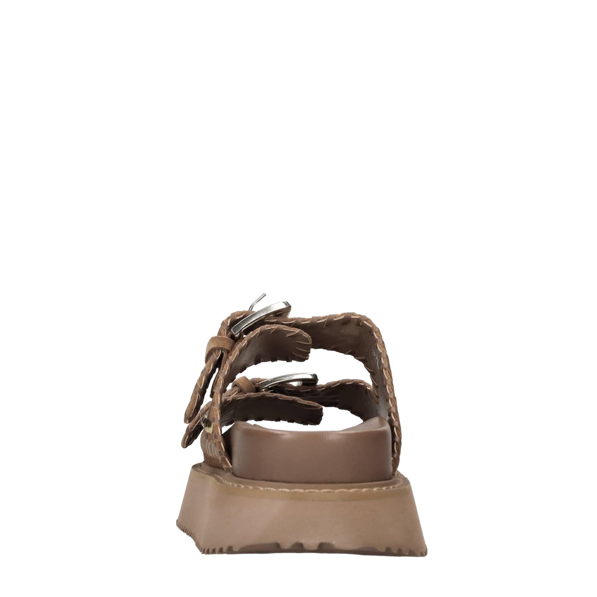 Mules in camoscio e pelle con borchie 
