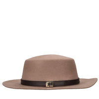 Cappello con cinturino in eco-pelle e logo color oro 