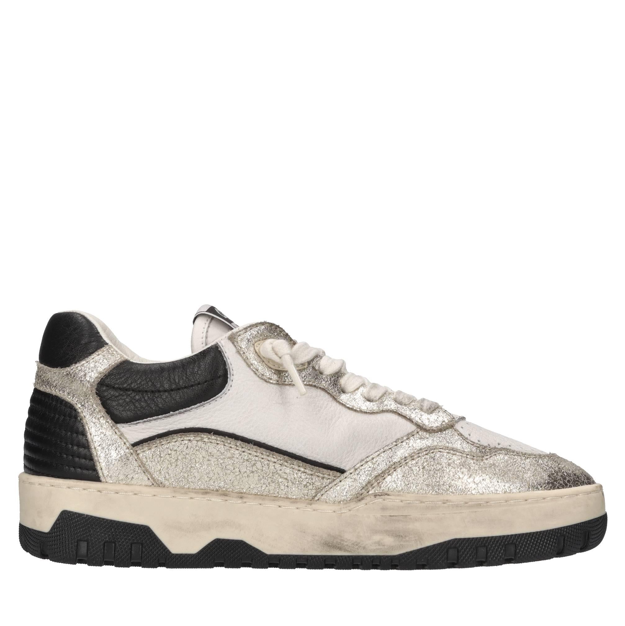 Sneakers in pelle. 
