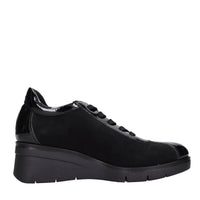 Sneakers in ecopelle e tessuto. 