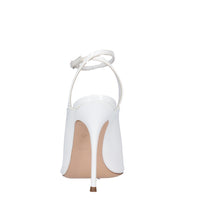 Sandali in vernice e plexi 