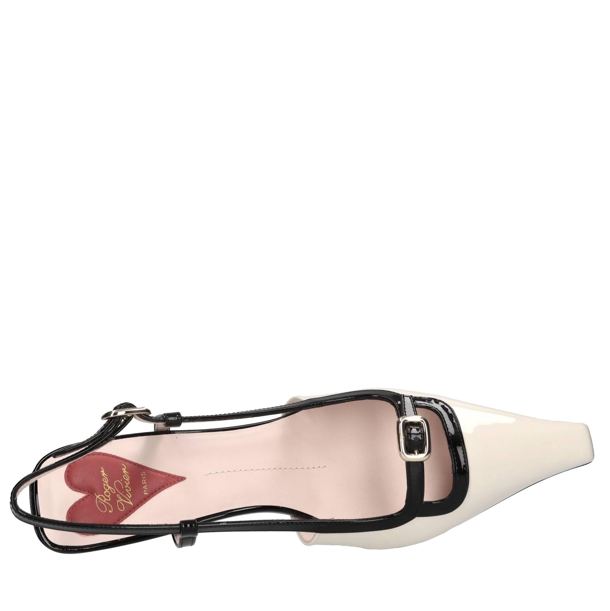 Décolleté slingback in pelle. 