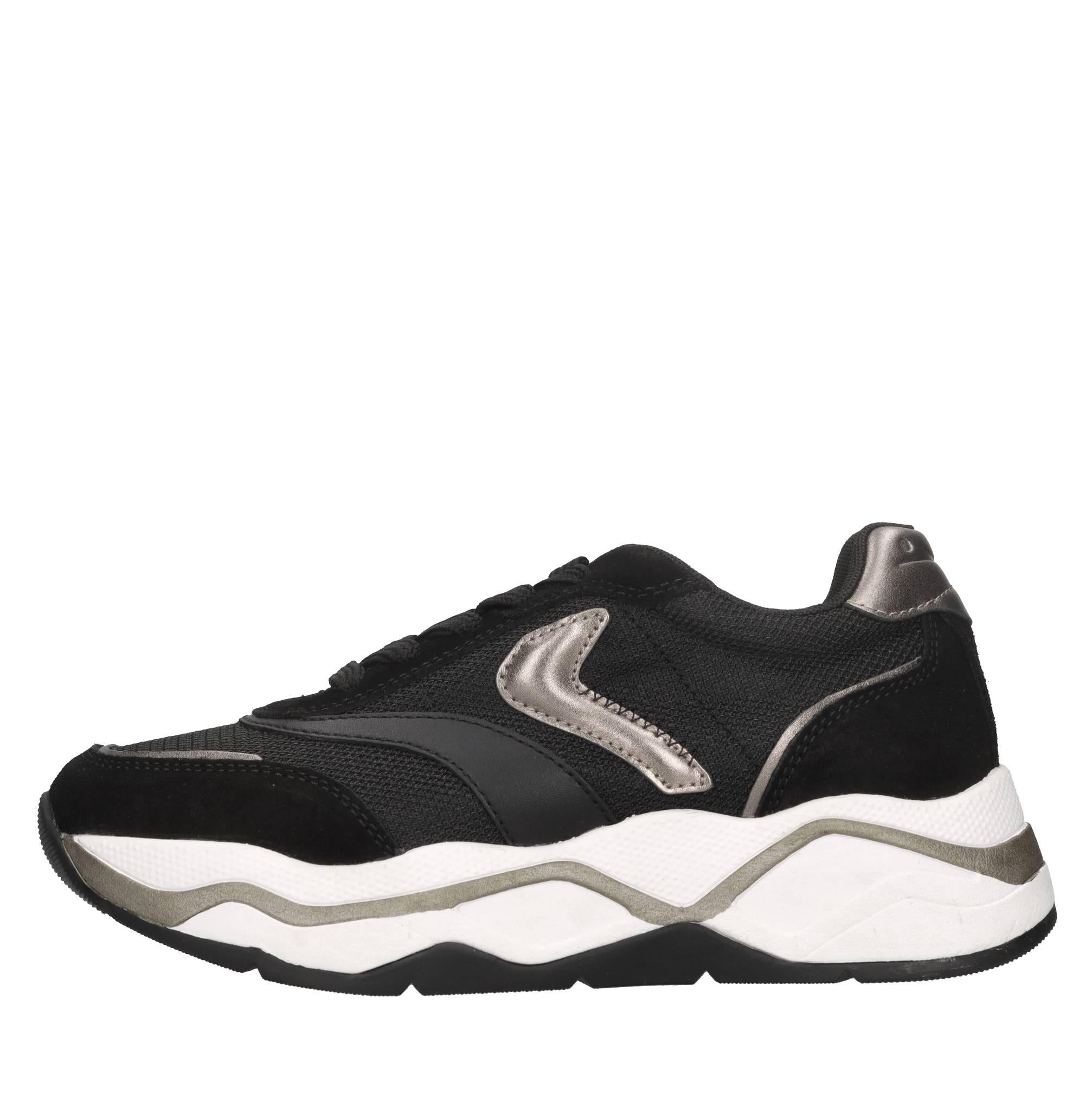 Sneakers in camoscio e tessuto. 
