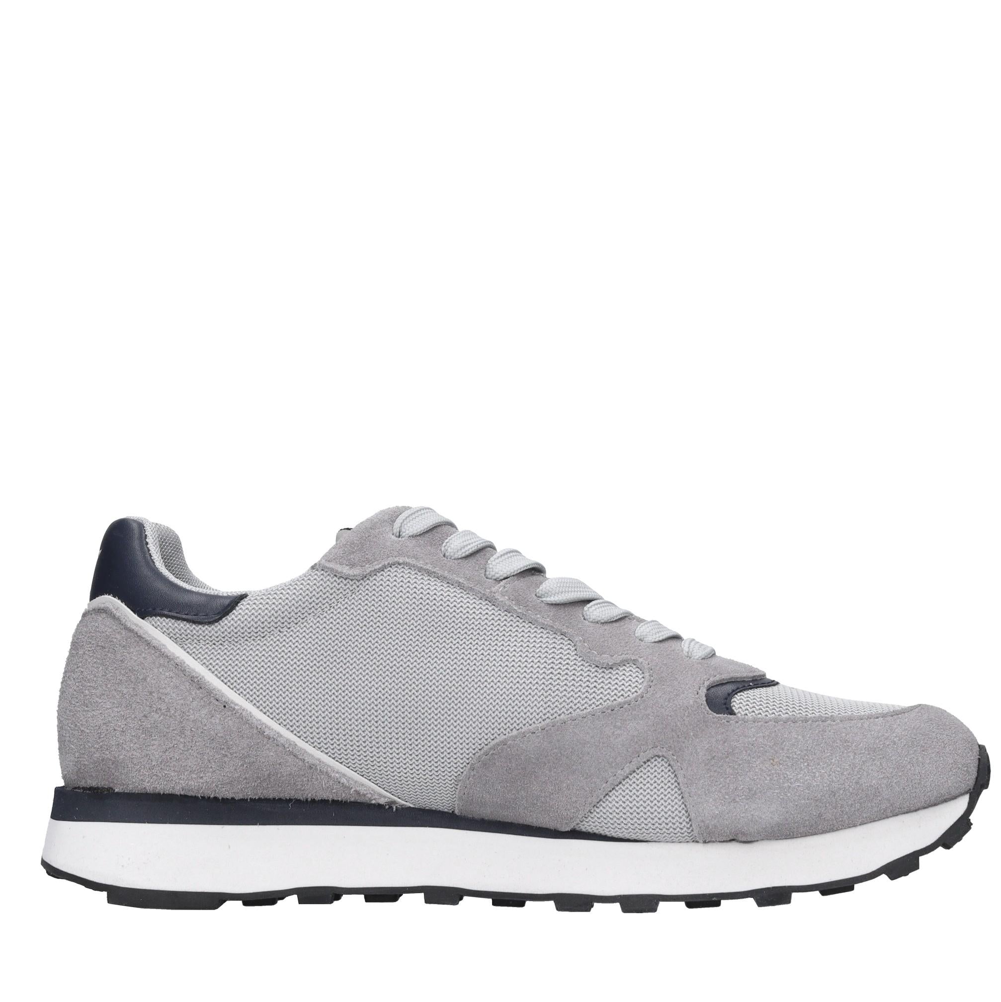 Sneakers in camoscio e tessuto 